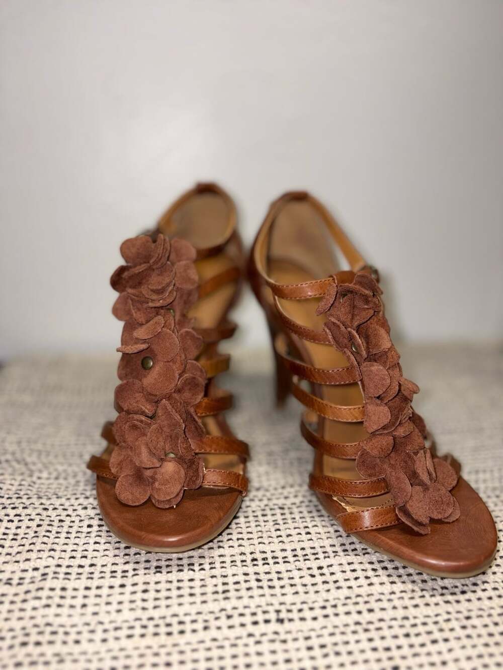 Kenneth Cole Reaction Gladiator Heels Size 7.5 Brown Flower